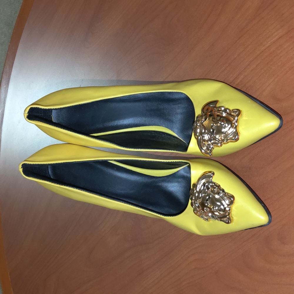Versace Banana Yellow Gold Medusa Pointy Pigalle Pump Heels Leather Black Sz 41